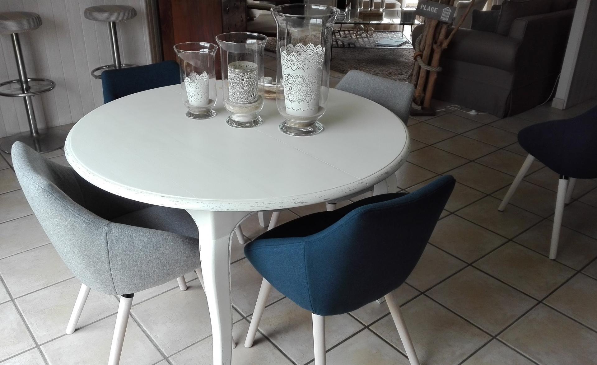 Table et chaises de 2 couleurs différentes