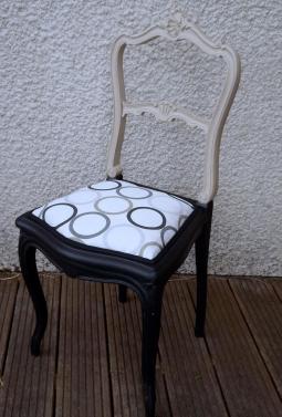 Chaise beige et noire