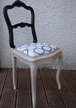 Chaise noire et beige